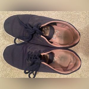 Woman’s Vans Tennis Shoes